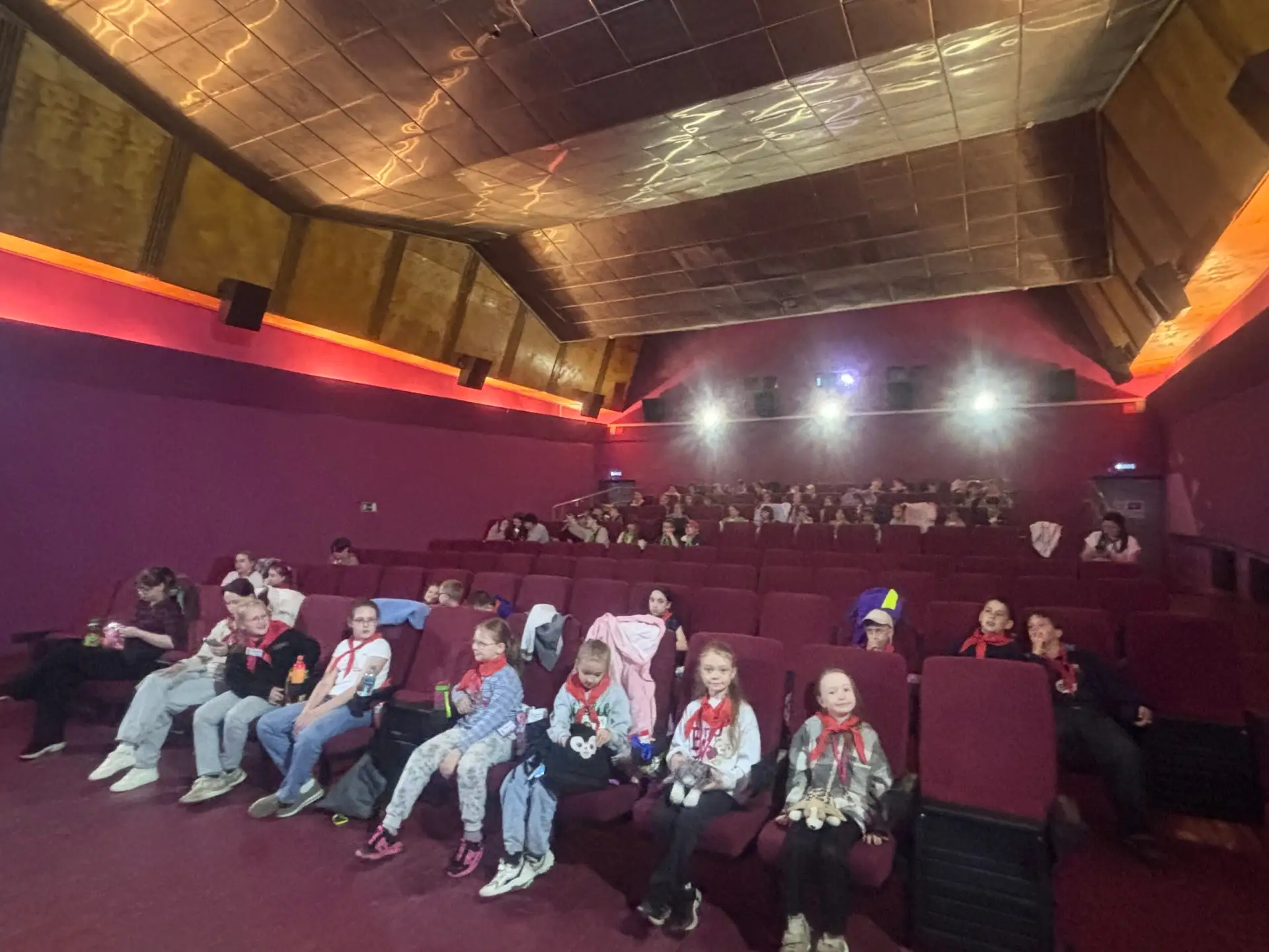 4 июня ребята отправились в кинотеатр "Мир", чтобы посмотреть премьеру фильма «Не одна дома 3. Выпус