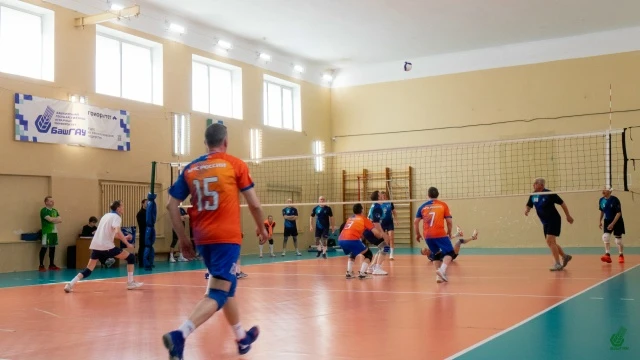 Возраст — не помеха. Настоящий спорт — это навсегда 💪🏐  В БашГАУ завершился «Кубок ректора» по волей