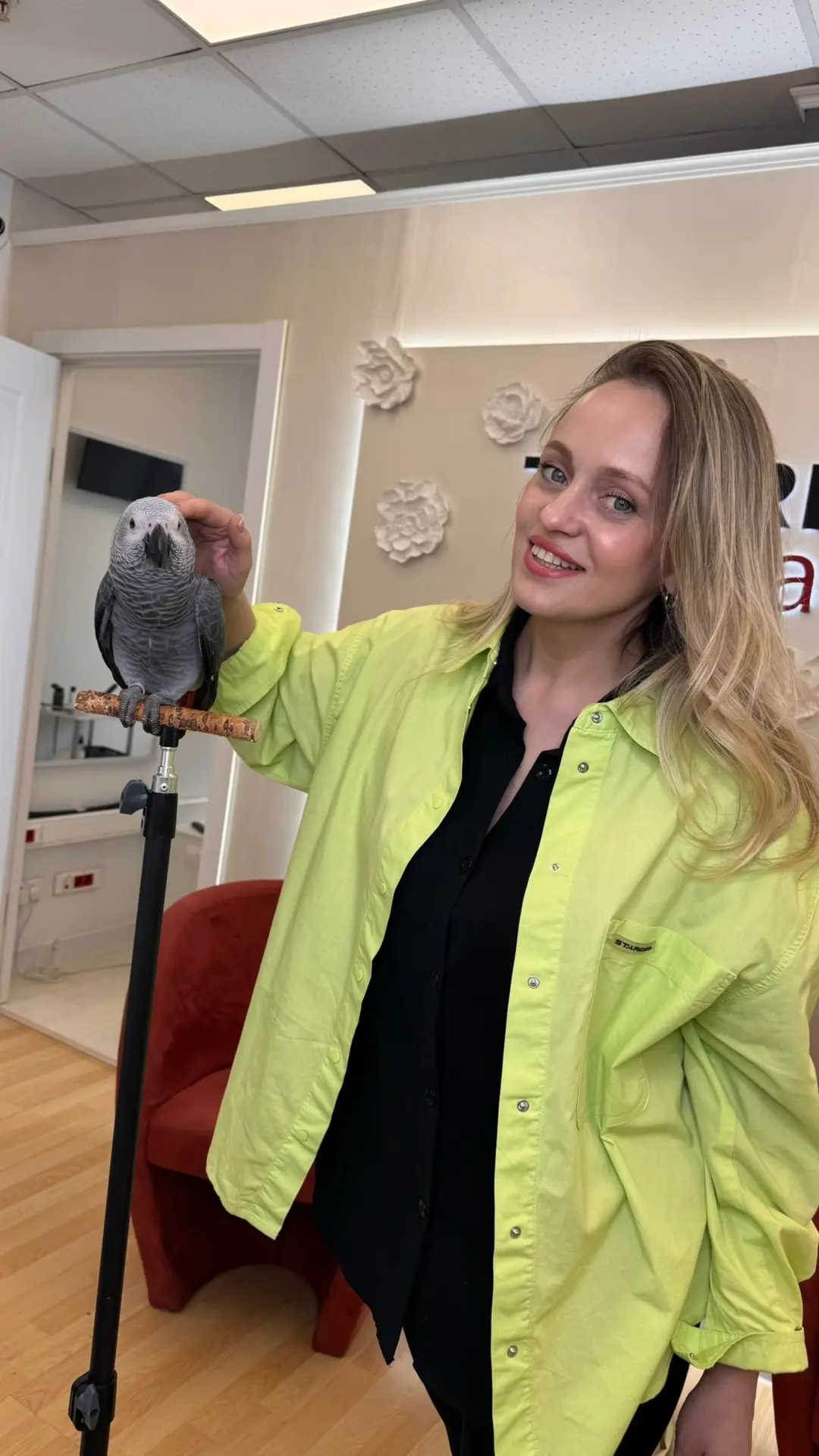 Софа 🦜пришла на маникюр и шугаринг😅