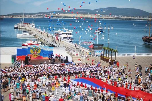 С Днём России! ❤️ Пусть в каждом доме будет мир, в сердце — гордость за страну, а в жизни — много св