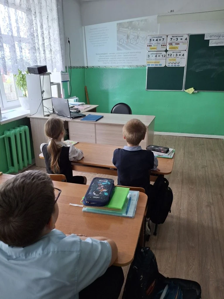 🚦 🚵‍   В рамках региональной акции «Пятница безопасности» во всех классах прошли урок...