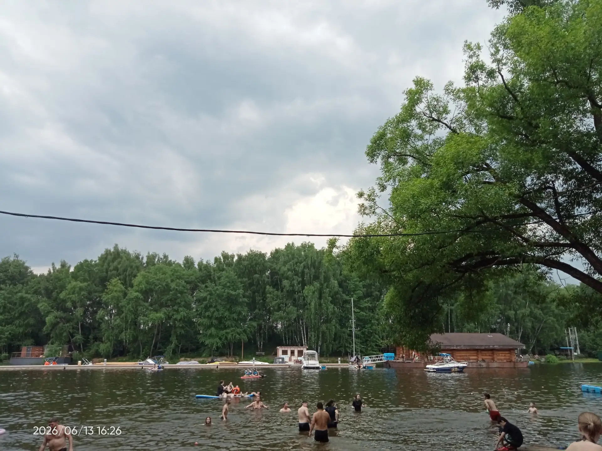 13.06.2026 на дубраве в пирогово 
появились плавучие баржи 
мало людей купаются в такую жару и вот п