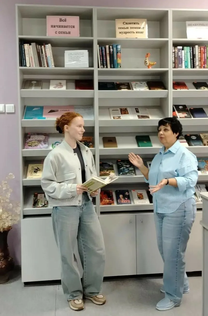 Обзор у книжной выставки «Сплотить семью поможет мудрость книг»