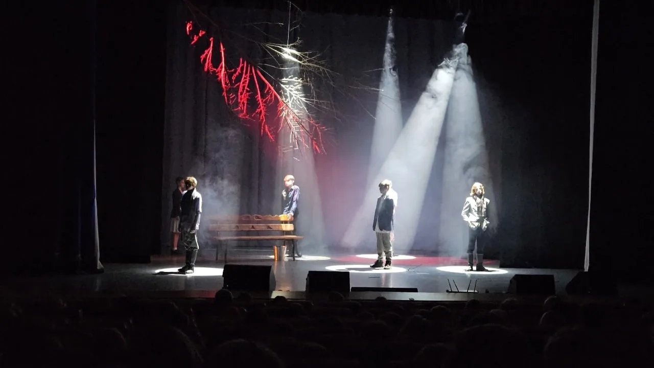 🎭 Ученики 7-8 классов посмотрели трогательный спектакль «Московский дворик»  ⭐️Накануне празднования