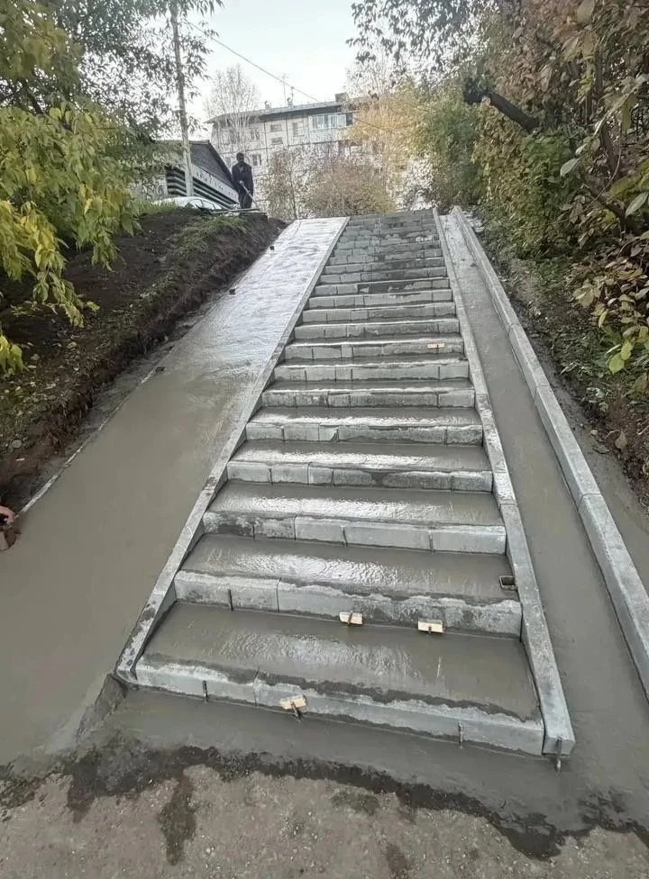 🧱✅ В Первомайском завершили ремонт 11 лестниц