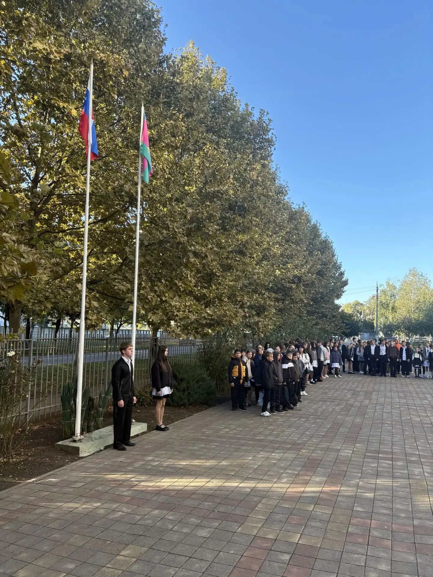 🇷🇺Неделя в МБОУ СОШ №25 началась с торжественной церемонии поднятия флага России и фл...