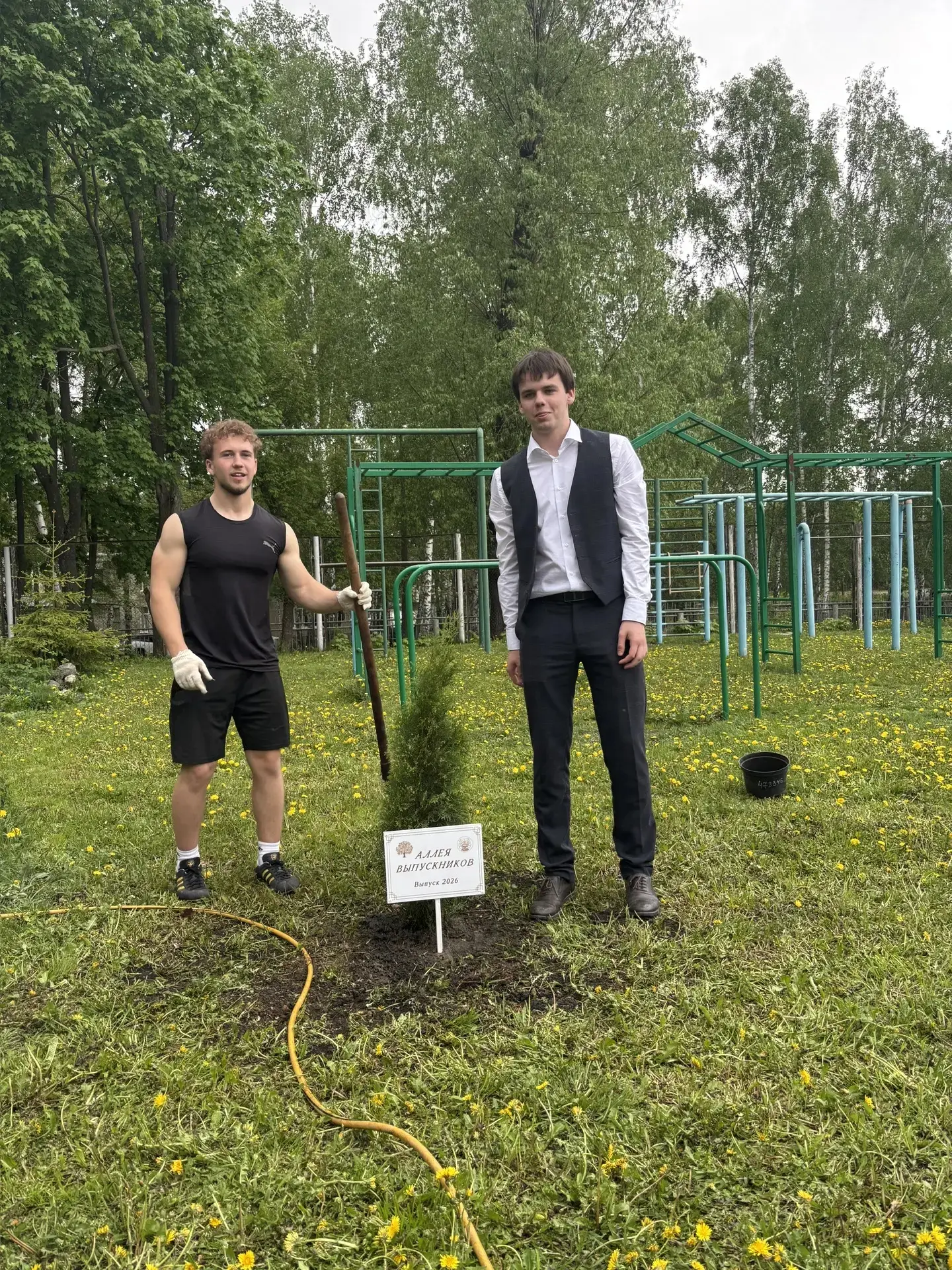 Традиционно в нашей школе выпускники сажают тую. 🌿 В этом году уже в пятый раз 11-классники посадили