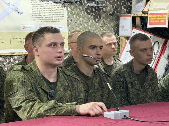 В эфире — операторы войск БпС.
Прямой диалог из зоны СВО со студентами Татарстана и Оренбуржья о тех