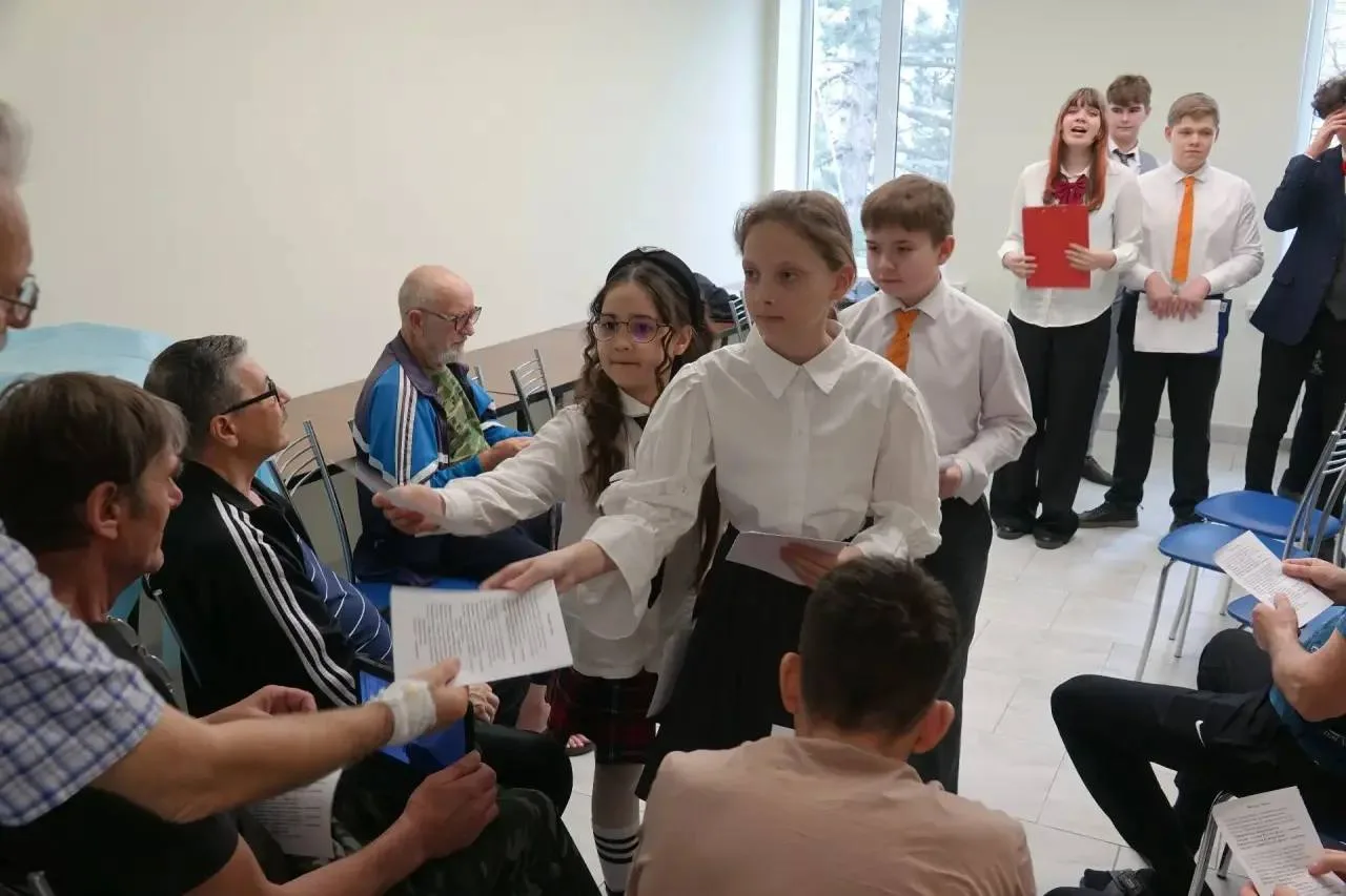 🕊️Ученики лицея №1 подарили тепло пациентам Славянской ЦРБ.   11 апреля в стенах больницы выступили 