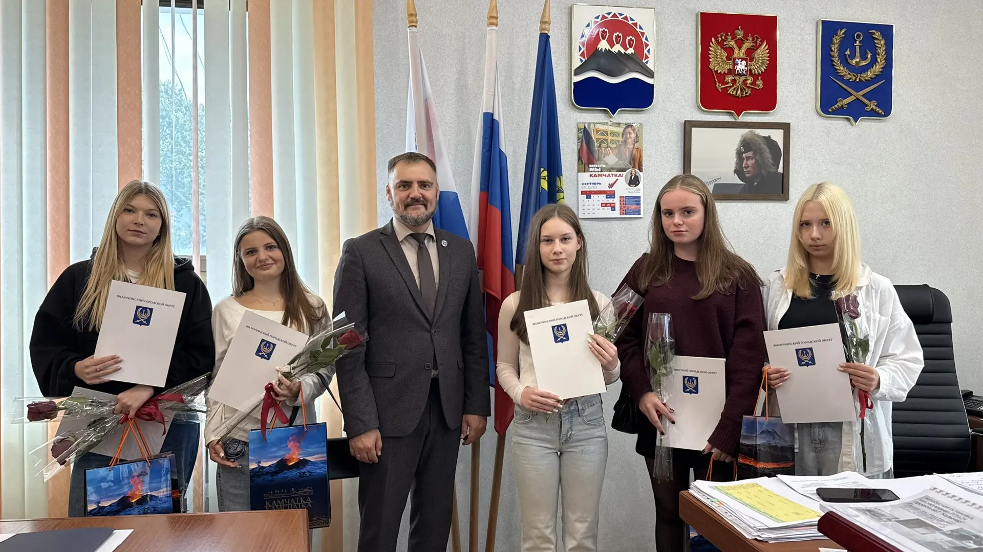 В Вилючинске вновь отметили подростков, которые работали летом.