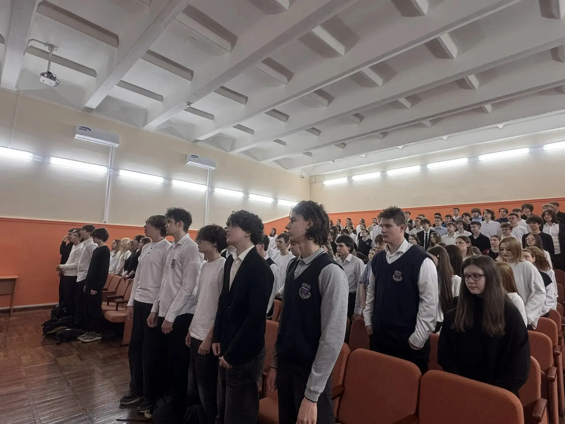 🇷🇺Традиционно утро понедельника началось с "Разговоров о важном" и поднятием флага в актовом зале, н