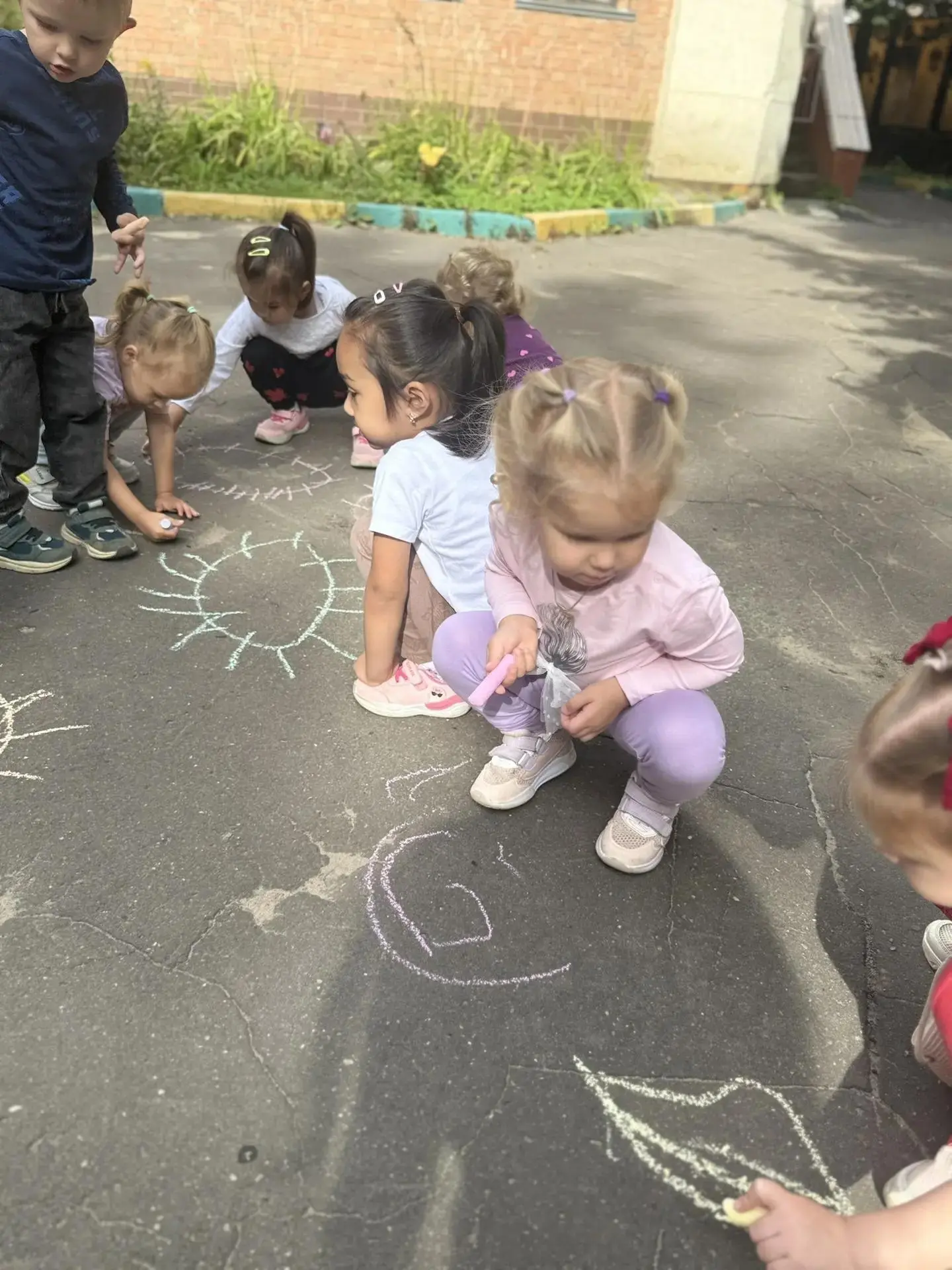 Лето — время ярких красок на асфальте! 🎨☀️