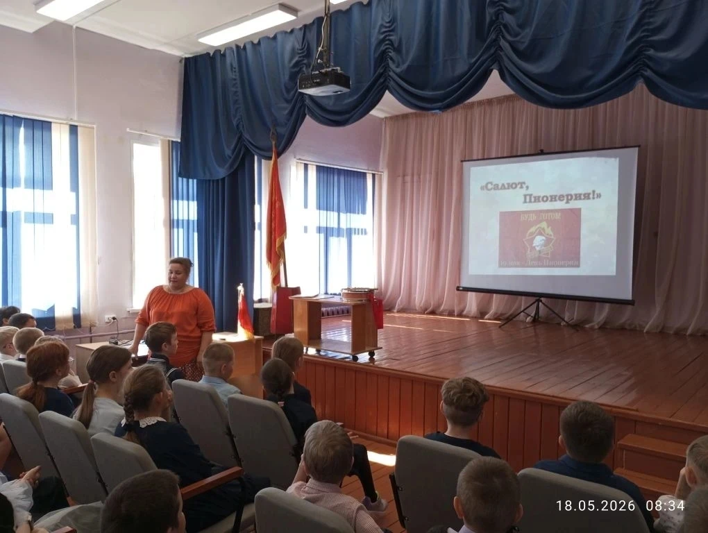 Сквозь годы: от галстука до «Первых» 🇷🇺

Сегодня в нашей школе прошёл по-настоящему душевный День 