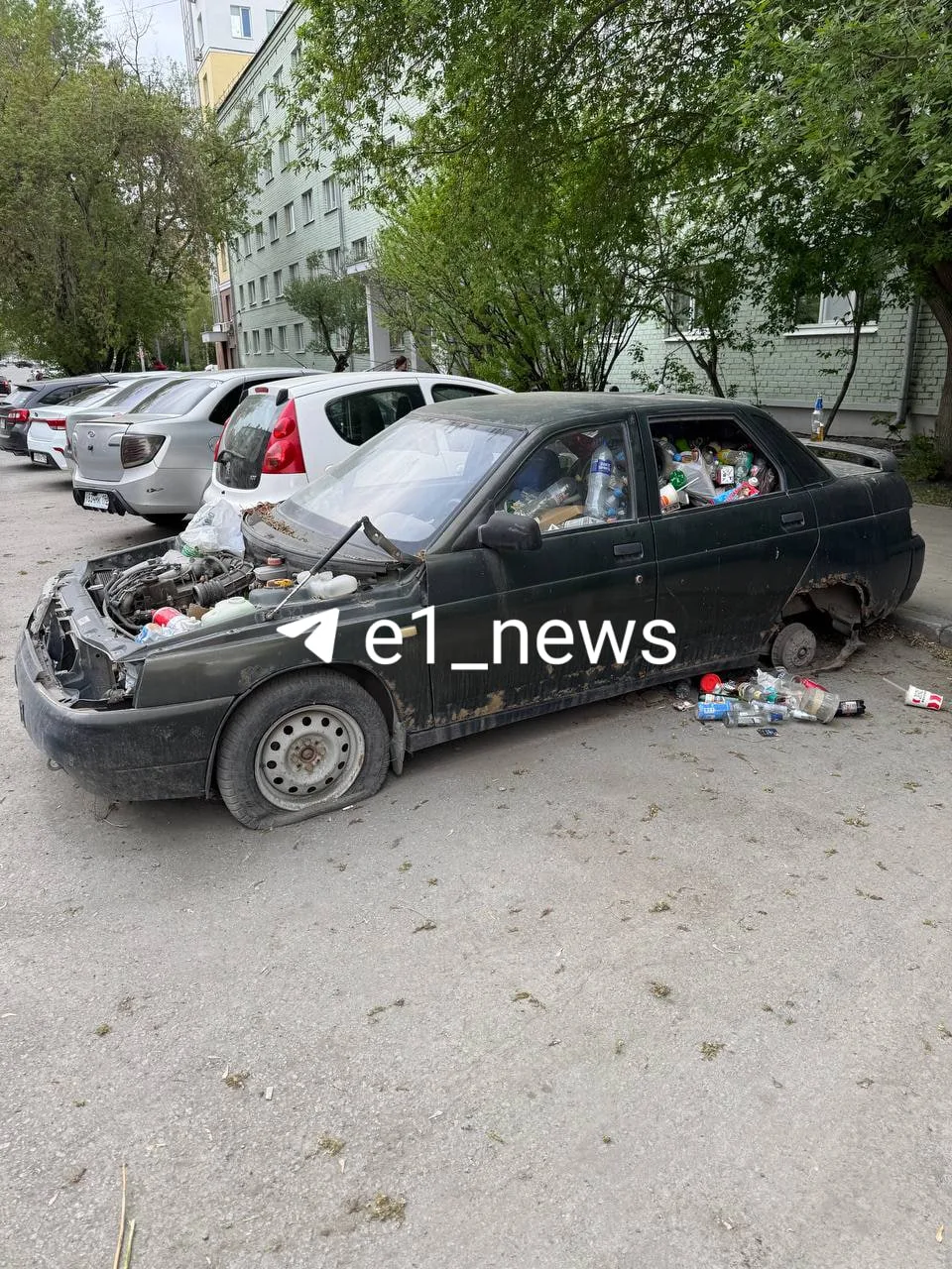Оставленная без присмотра машина превратилась в контейнер для мусора.   Такой «арт-объект» обнаружил
