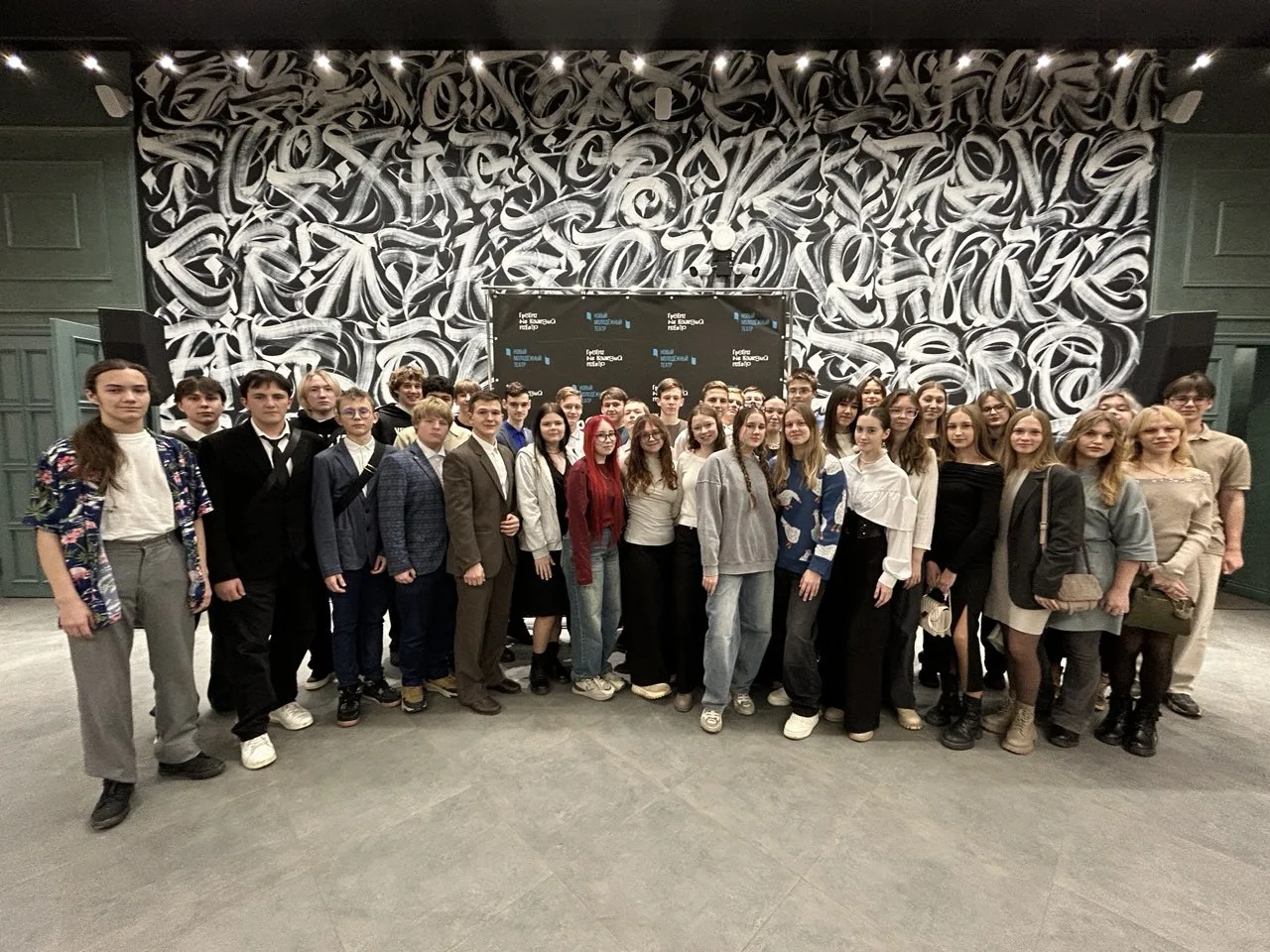 🎭 Десятиклассники погрузились в мир «Обломова» в Новом Молодёжном театре! Спектакль о главном — о це