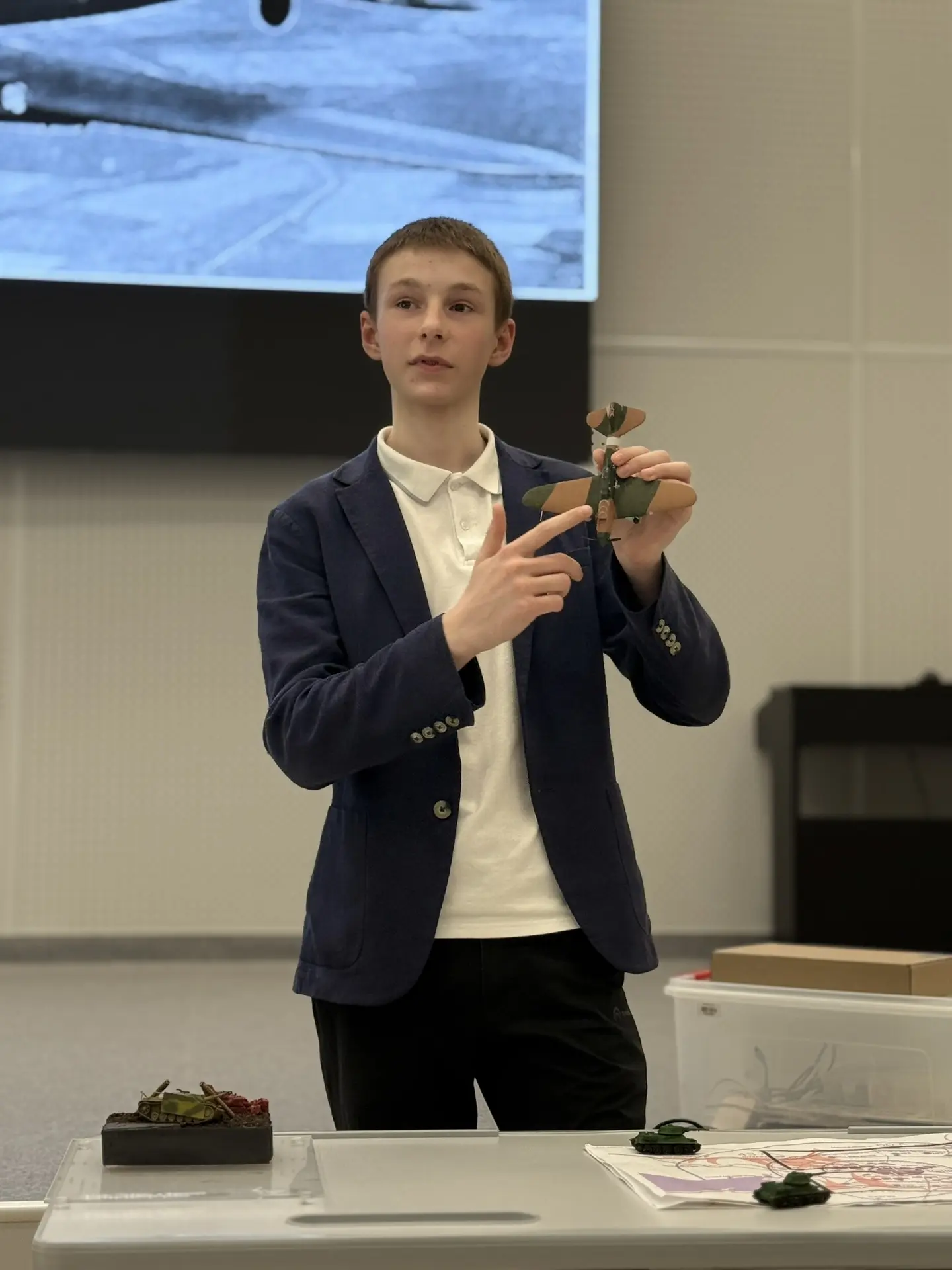🚀 Когда история оживает: классный час от мастера диорам!  В день памятной даты, 9 апреля, для ученик
