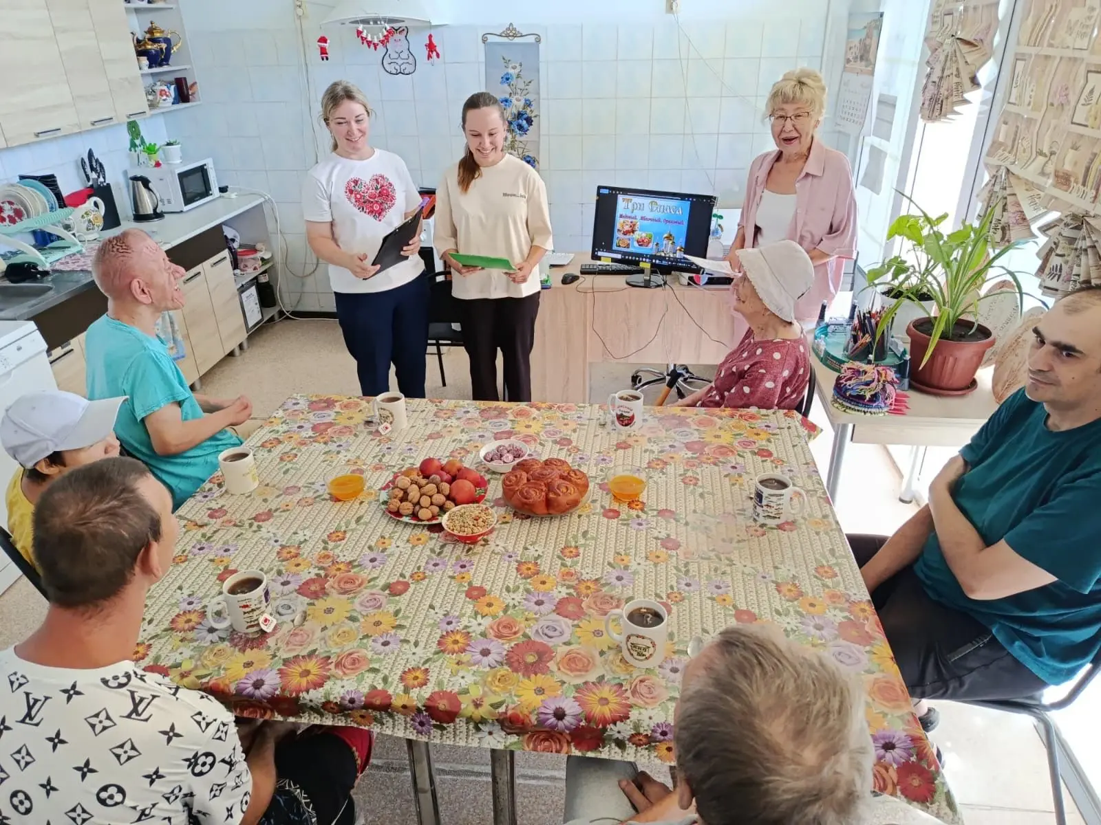 Специалисты Нижнепоповской КС, совместно с заведующей Нижнепоповской сельской библиотек...