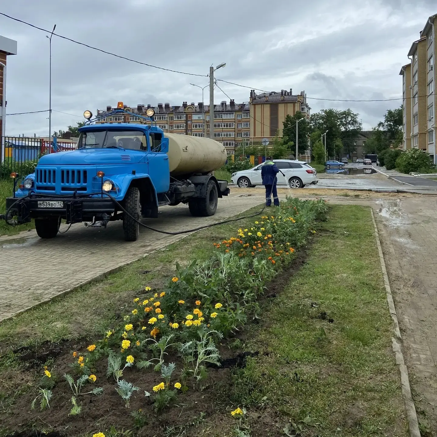 Хмурое утро и лужи? Не беда!  У нас есть чем вас подбодрить. Бригада озеленителей АО «Город» уже вов