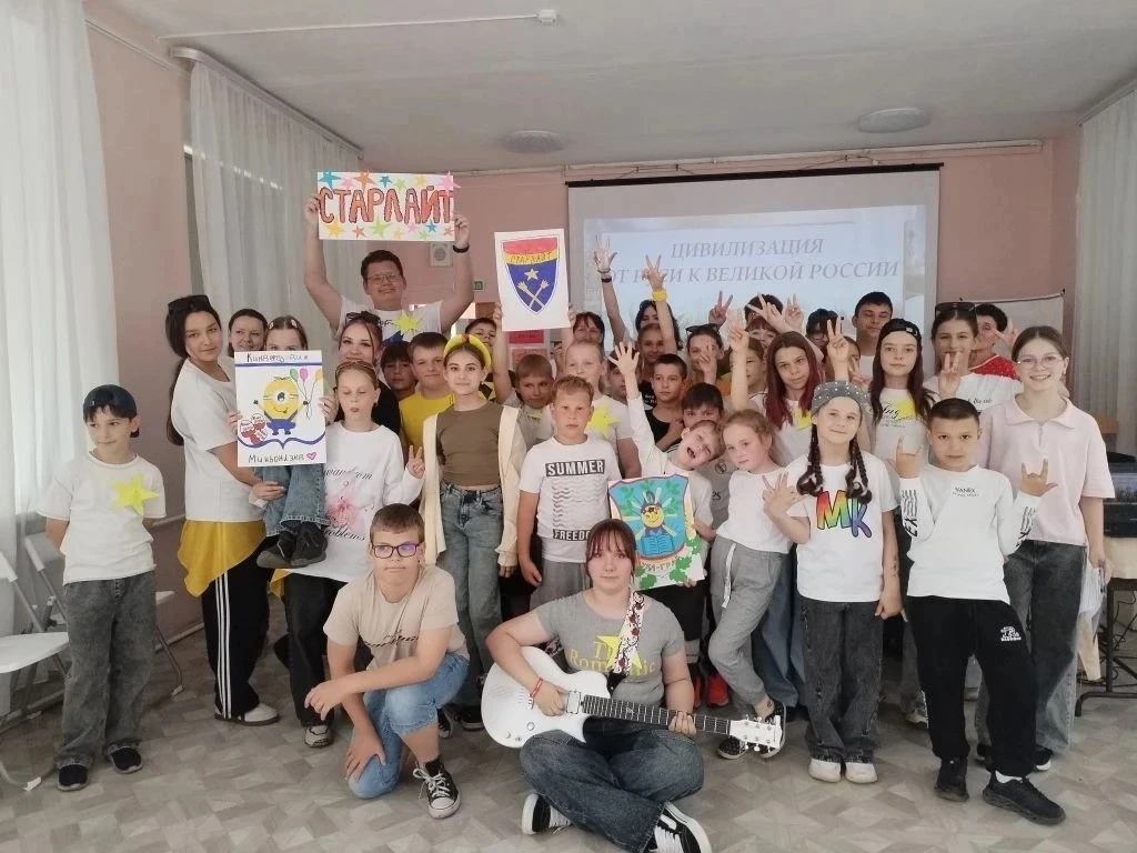 В лагере дома детского творчества «Киндервундия» ярко и торжественно отметили День Росс...