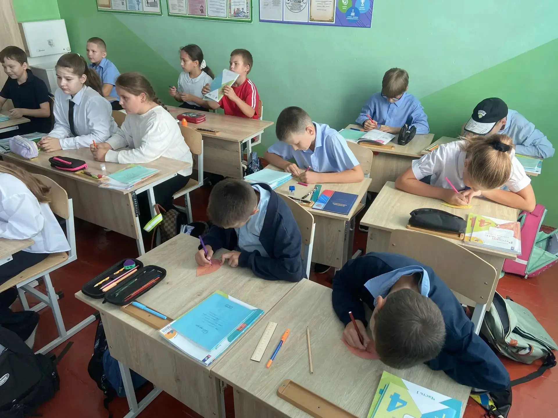 🌳Дерево мира: листья-обещания.🍂 Как в нашей школе отметили 3 сентября