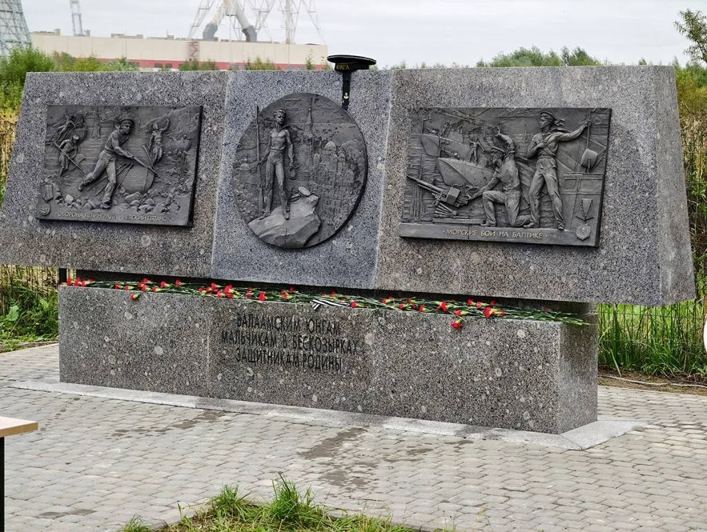 Память, возвращённая из забвения: в Петербурге открыли памятник юным героям «Невского п...