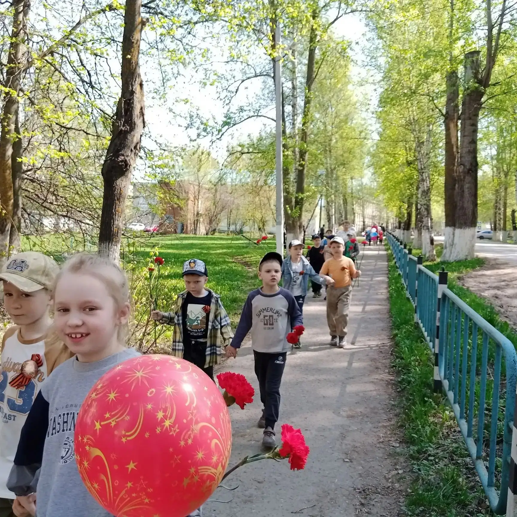 В нашем детском саду существует множество добрых традиций. Одна из самых важных — возложение цветов 