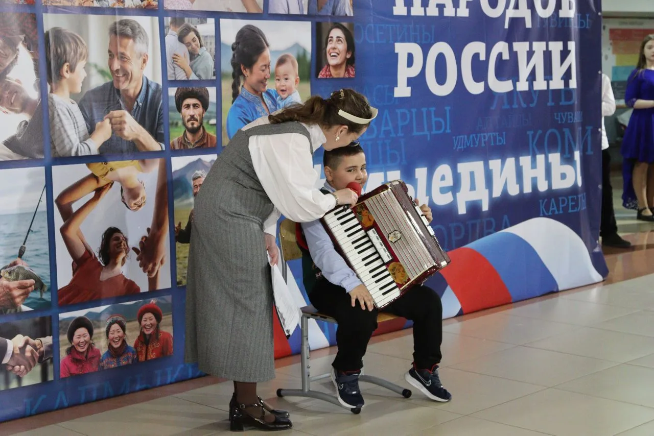 🙌 Праздник на 5+ Сегодня, 24 активисты Движения Первых провели праздник для жителей микрорайона к Го