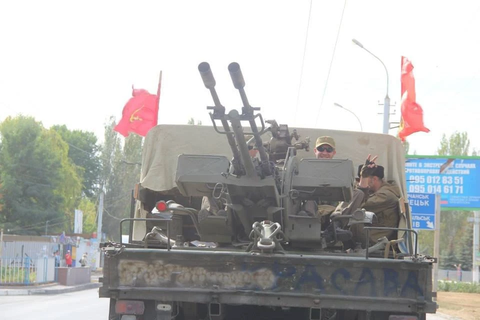 Бойцы ополчения со здравыми флагами перед серьёзным боем.