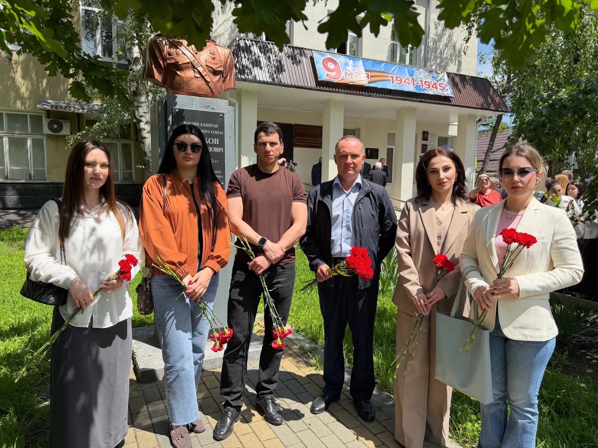 Карачаево-Черкесия почтила память жертв удара по общежитию Старобельского колледжа ЛНР