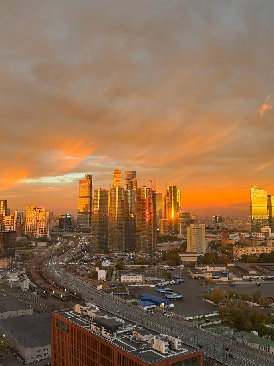 ✨ Невероятно красивое небо сегодня над Москвой!