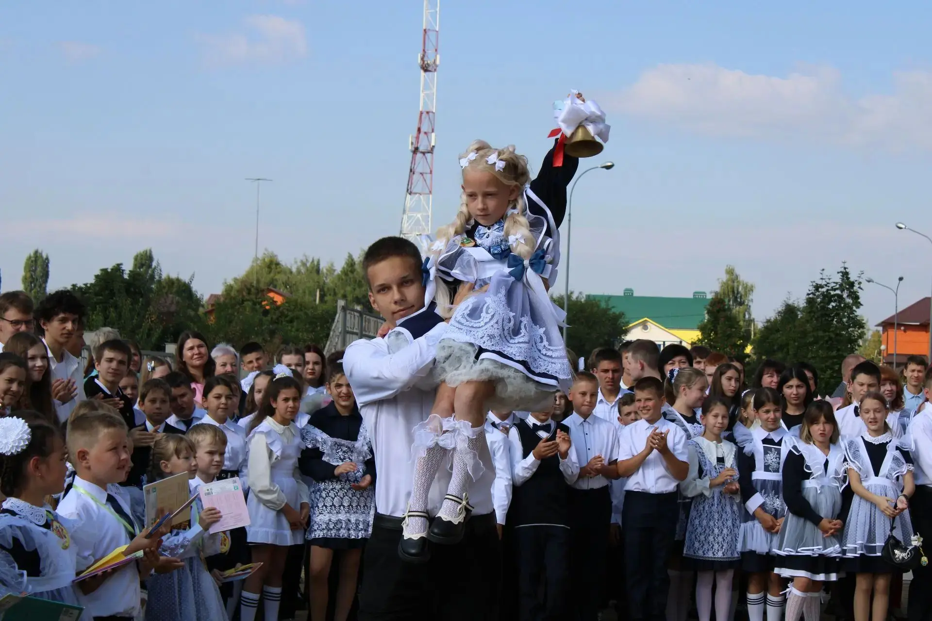 🎉Торжественная линейка, посвященная Дню знаний, сегодня прошла в школе им. Л. Н. Толст...