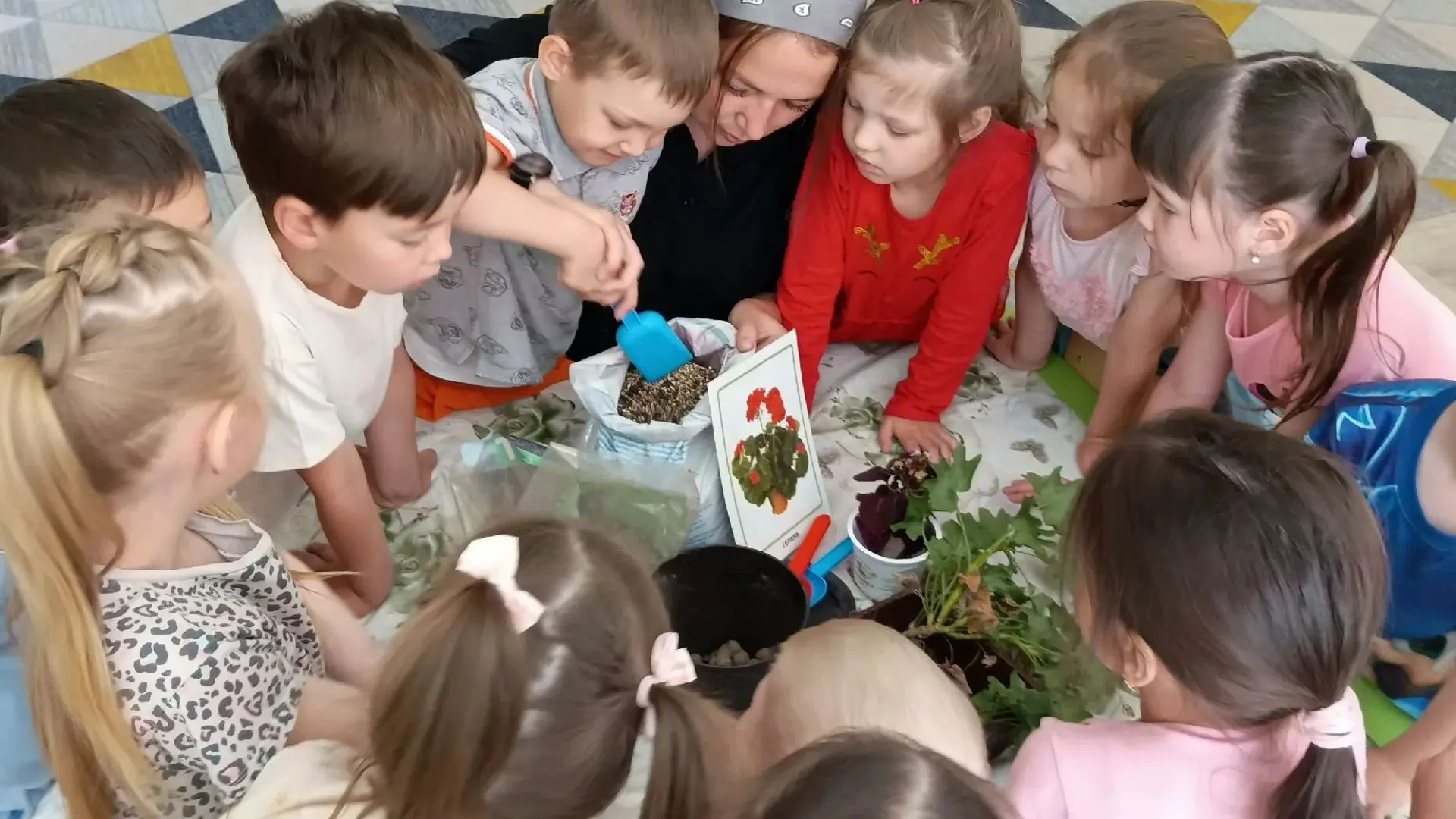 Сегодня в средней группе  " Сказка" педагог ( Мухамадиярова И.И.) прошло увлекательное занятие в рам