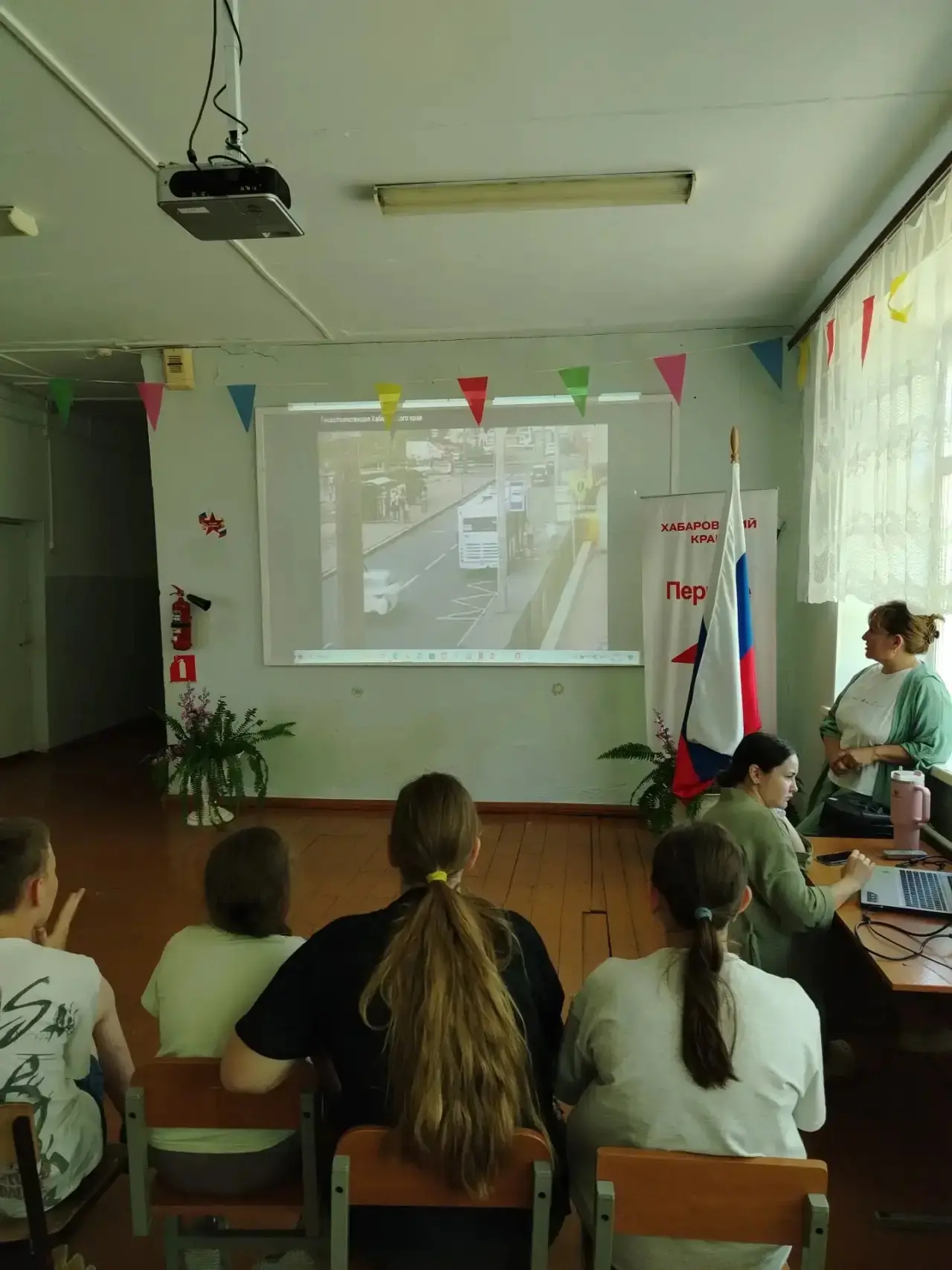 ☀️ Лето — это не только отдых, но и важные уроки безопасности! 🚂🚦

На нашей школьной летней площад