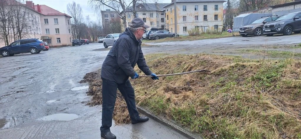 Субботний дождь не стал помехой для "суровых" жителей дома 9 по ул. Сухачева.