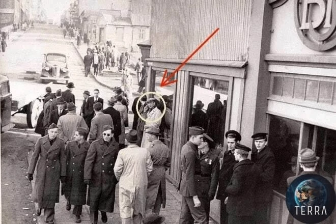 🤯 📱 В интернете всплыла давняя фотография 1943 года, где можно увидеть мужчину, будто бы болтающег