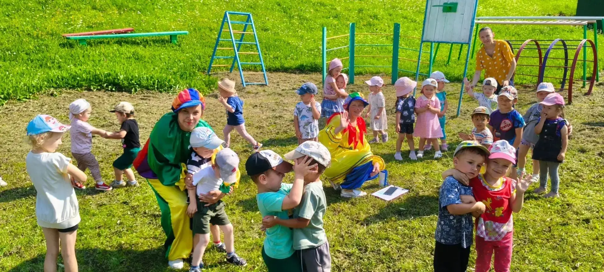 🎉 В ГОСТЯХ У КЛОУНОВ! 🎉

В первой и второй младших группах нашего детского сада 24 июля прошло ярк
