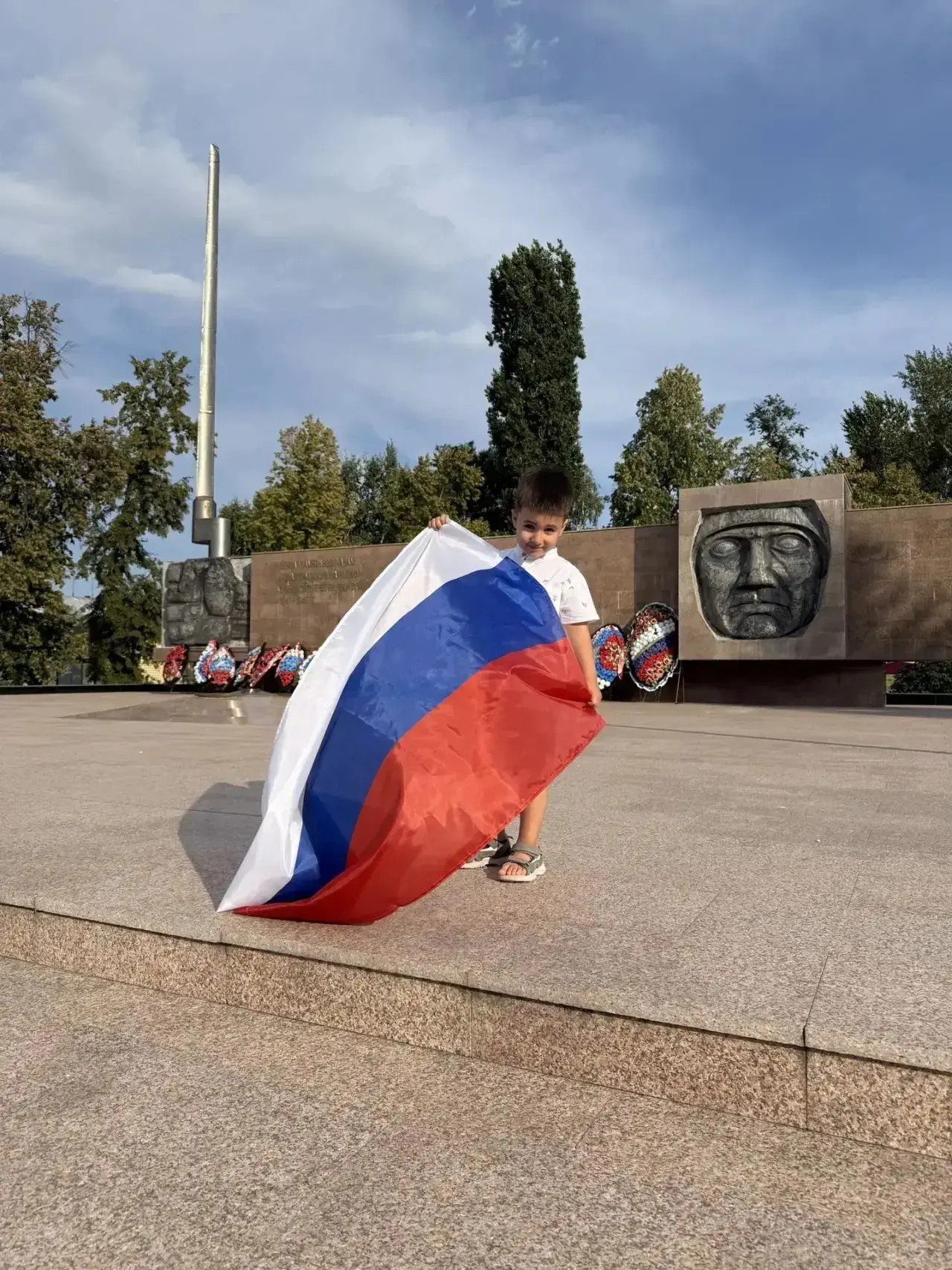 Воспитанник средней группы "Семицветик" Шахян Арег принимает участие в акции "Белый, си...