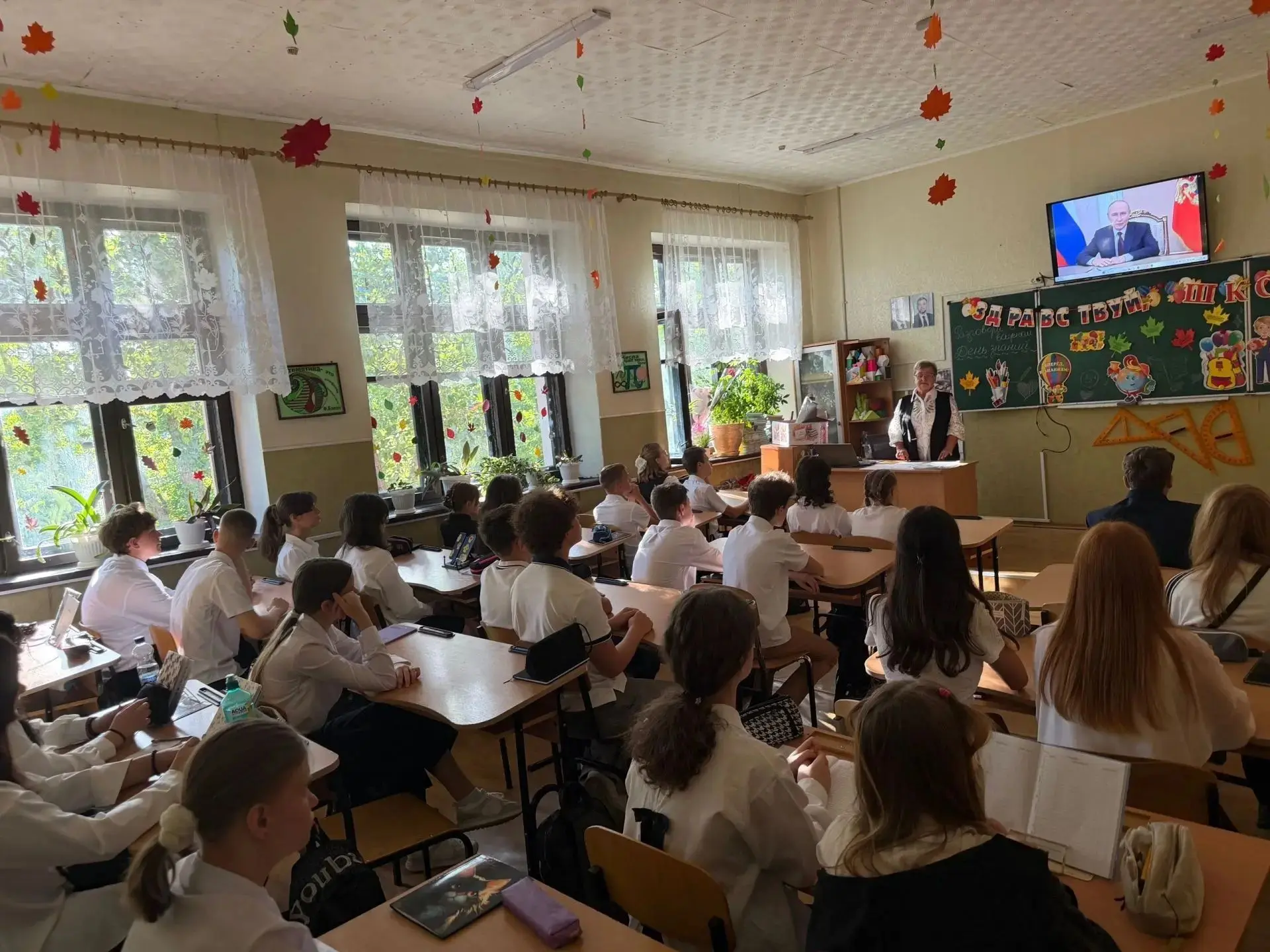 Сегодня для воспитанников школы № 10 г. о. Донецк  были проведены занятия «Разговоры о ...