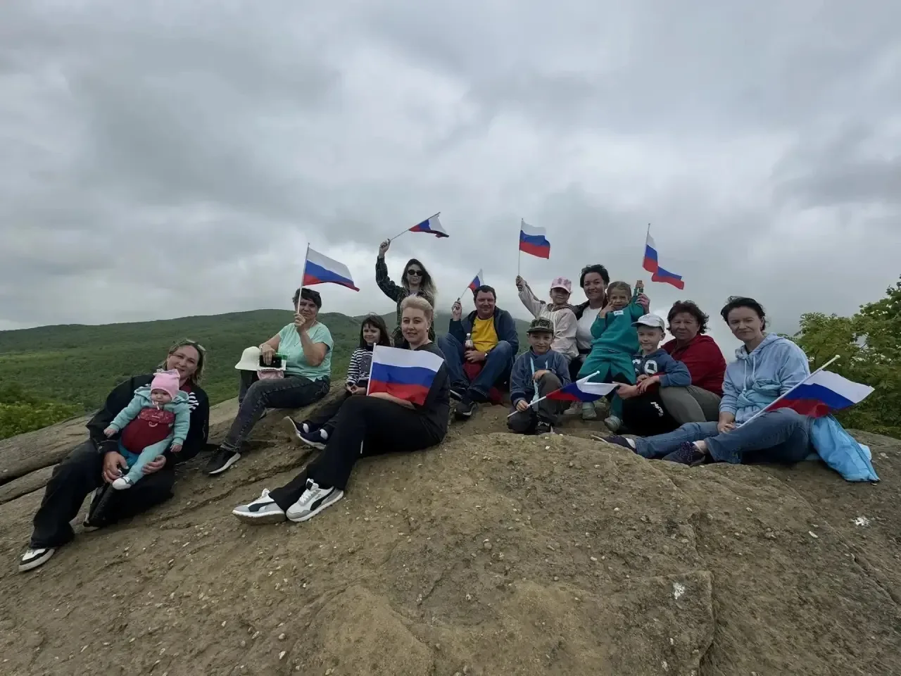 🇷🇺 День России воспитанники группы «Радуга» детского сада №31 «Аистёнок» вместе с родителями встре