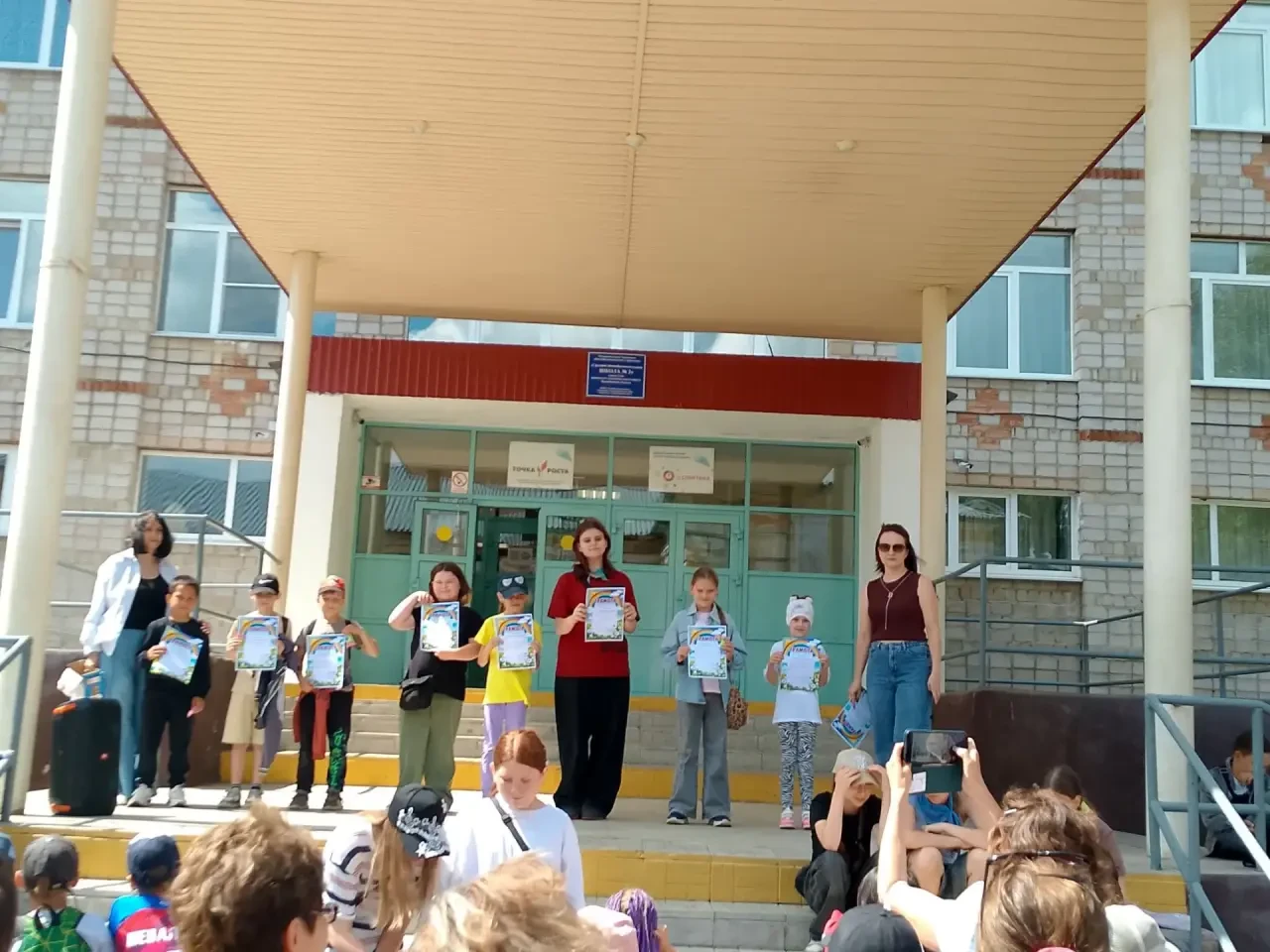 18‑й день — торжественное закрытие школьного лагеря

Восемнадцатый день стал завершающей яркой стран