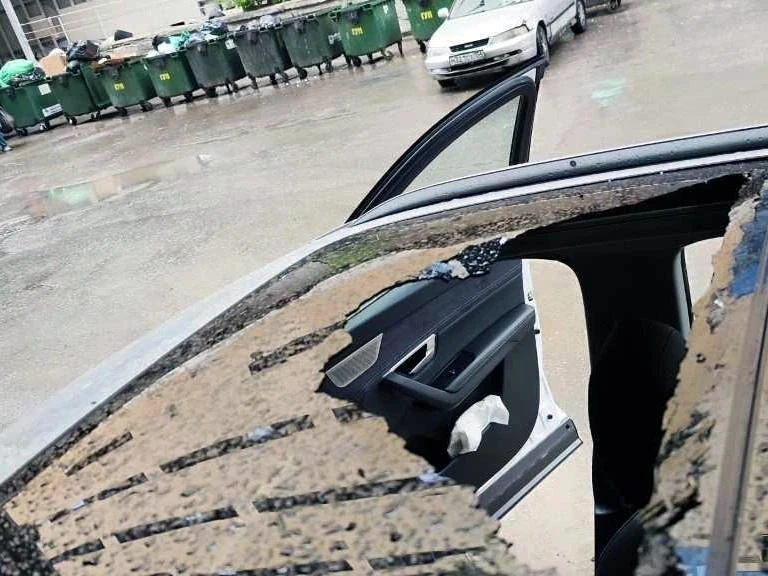 🪨🚙 Неизвестные сбросили камень с крыши заброшенного ТЦ «Подсолнух» на машину, где нах...