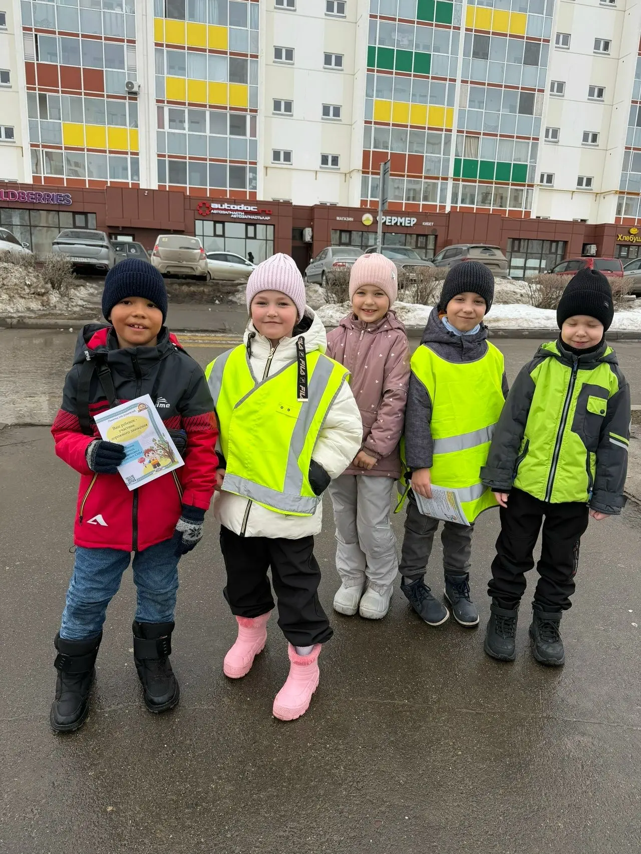 Безопасность — это важно! Воспитанники подготовительной группы детского сада №124 «Капитошка» вышли 