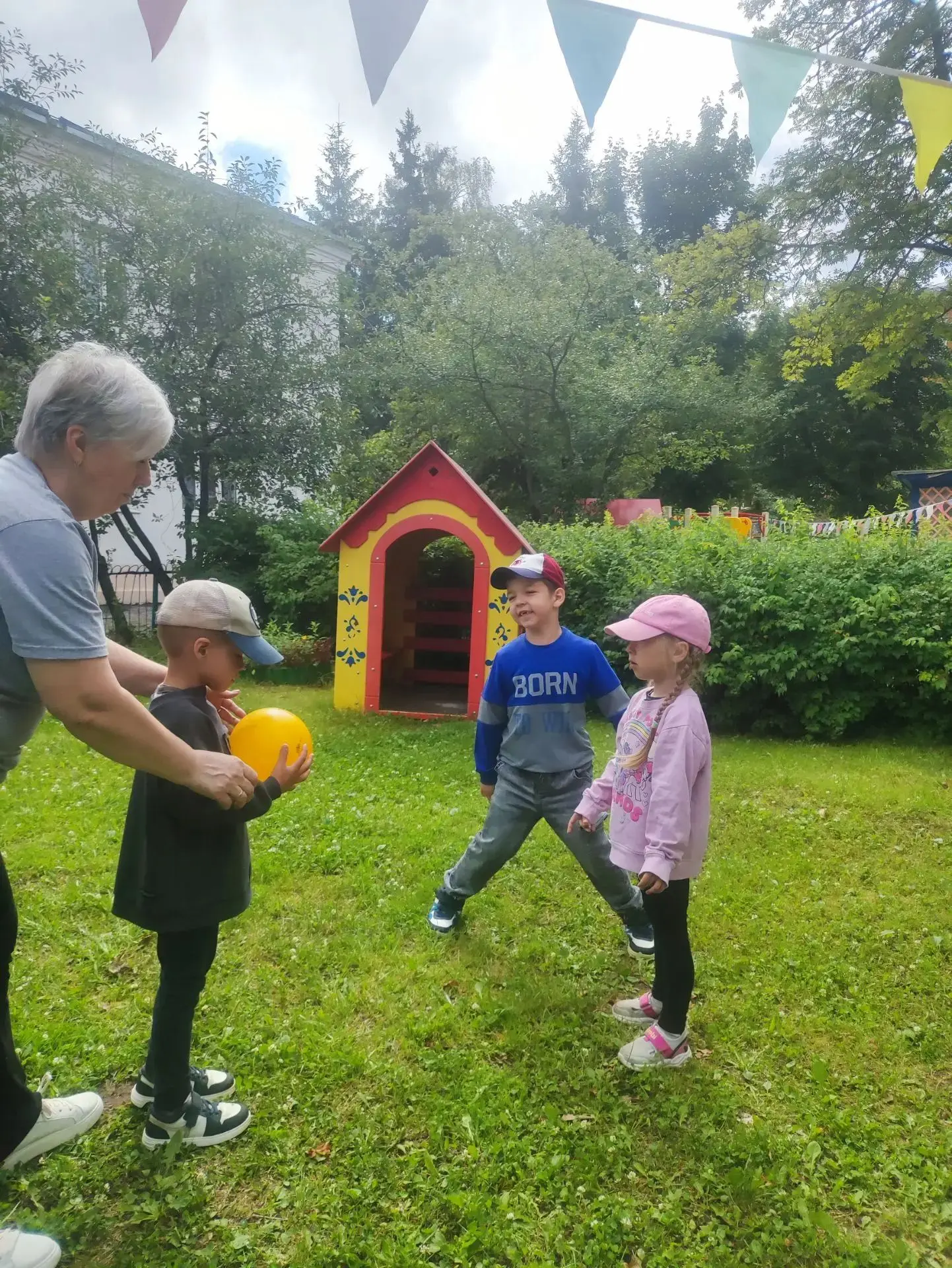 Игры на прогулке.🤽🏀 Кегли, мяч и отличное настроение.

Детство должно быть таким: активным, звонки