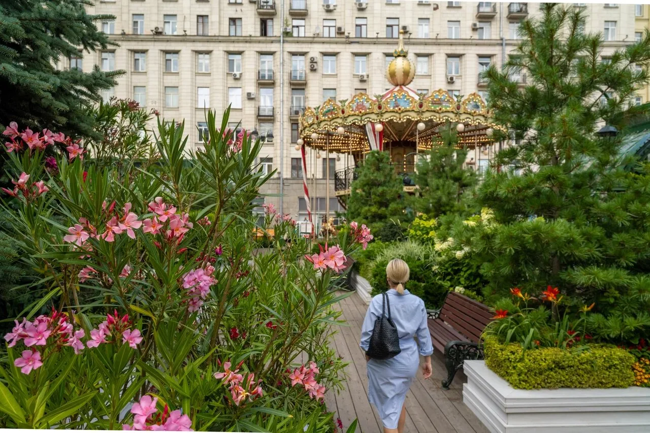 ☀️ Загляните в самое сердце столицы — на Тверскую площадь — тут прячется уютный уголок: площадка в с