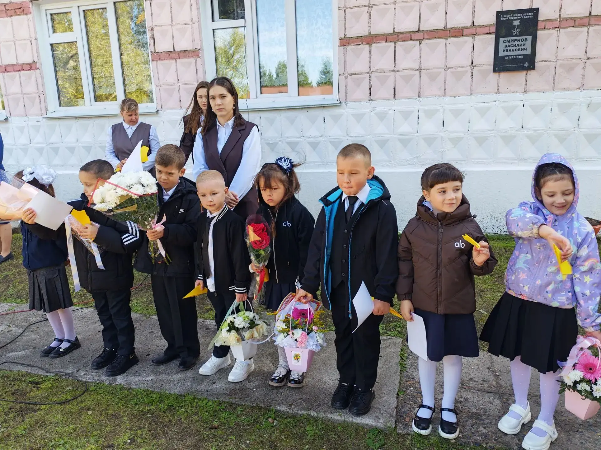 Вчера в нашей школе состоялась традиционная торжественная линейка, посвящённая Дню знан...