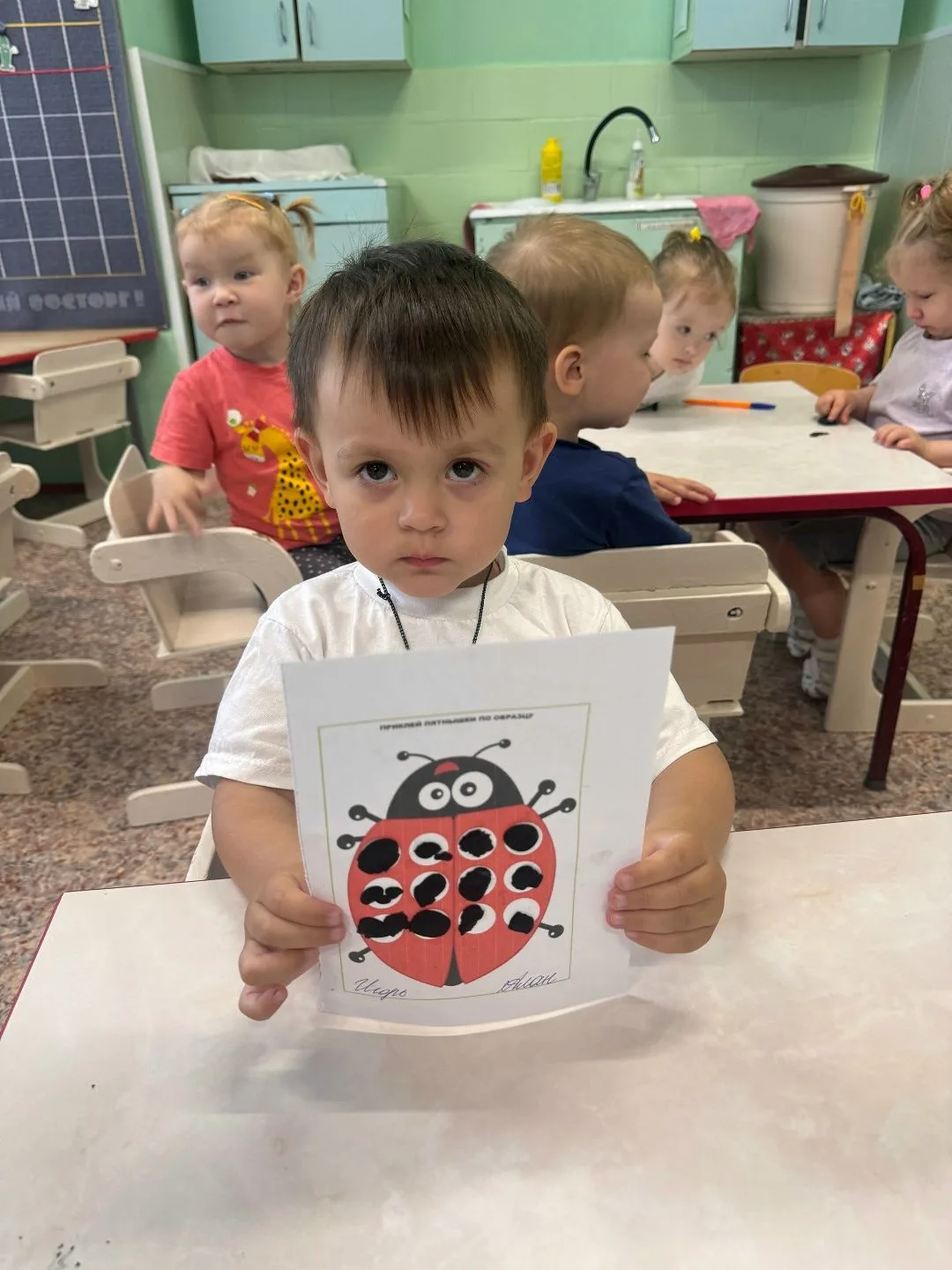 Ребятам самой младшей возрастной группы очень хотелось увидеть божью коровку на прогулке, но насеком