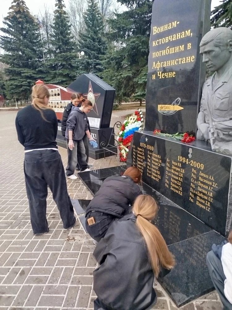 🇷🇺 Акция "ВЕРНИ ГЕРОЮ ИМЯ" 🇷🇺    Участники  юнармейского отряда нашей школы и обучающие  8В класса в