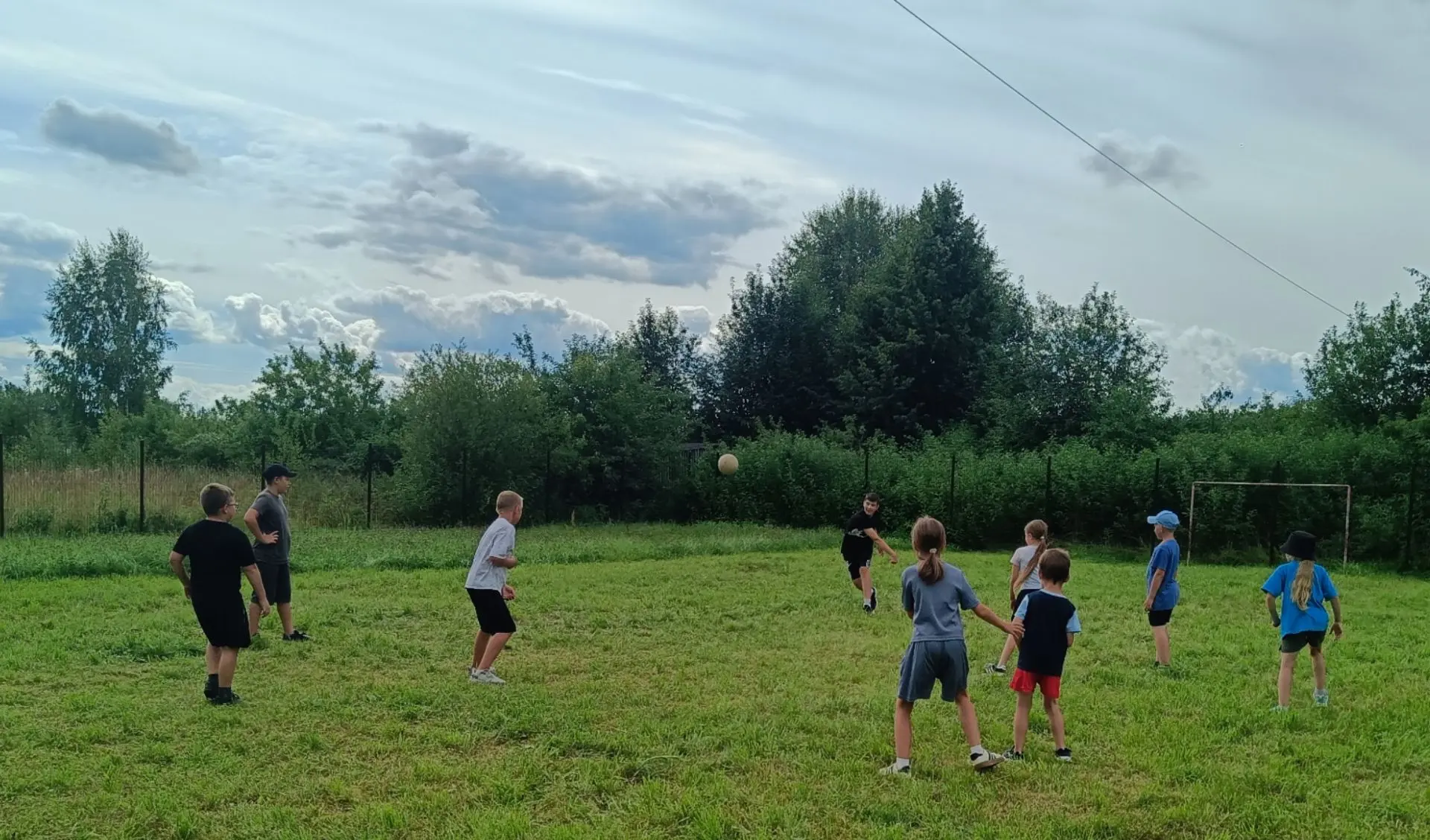 🪢 «Липкие пеньки», «Узелки» и «Капканы»: день народных игр в «Весёлом дворике»!