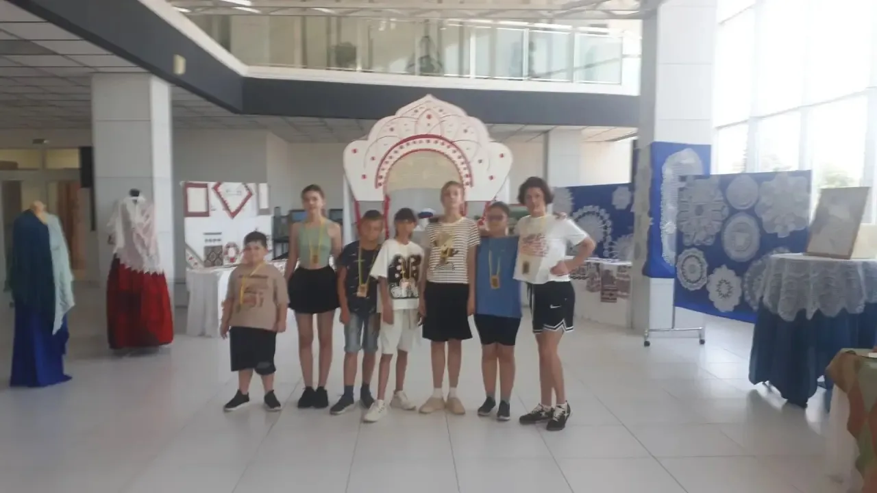 Сегодня в районном доме культуры для лагерной смены ТЮЗ  были проведены 2 экскурсии по выставке деко