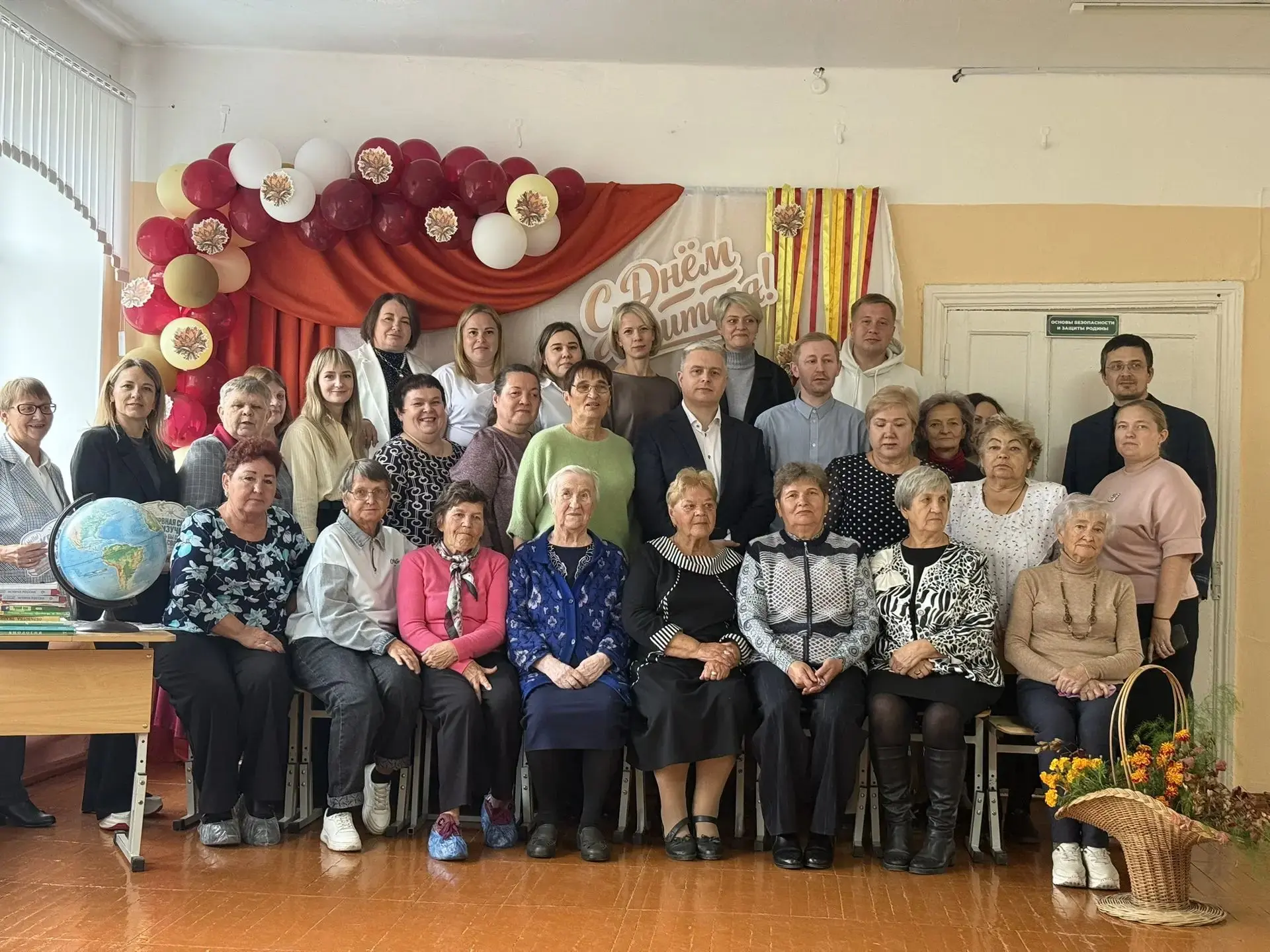 🎉 Тёплое продолжение праздника: после яркого концерта учителя и ветераны педагогическо...